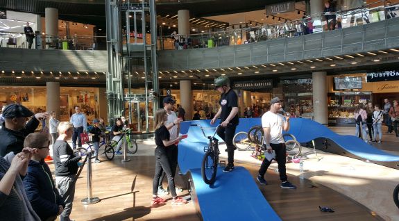 Una pista para bicicletas no estacionaria es una atracción del evento - Lublin (PL)