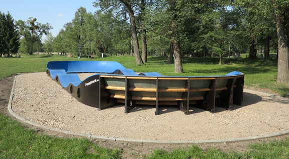 Parque de bicicletas o un pumptrack compuesto