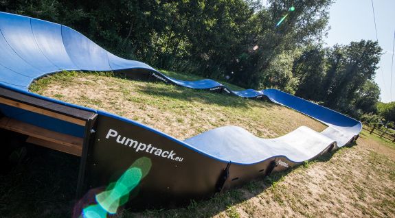 Carril de bicicleta Pumptrack hecho de módulos