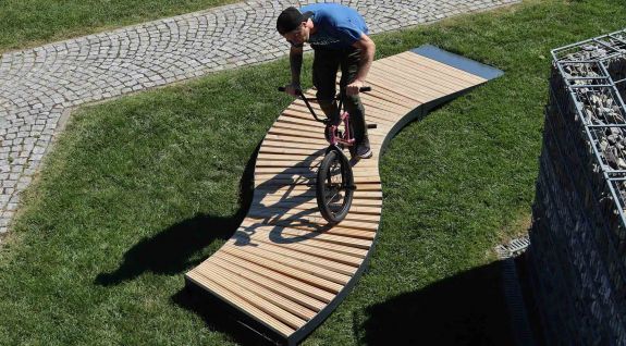 BMX muestra en un pumptrack móvil