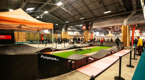 Parque de bicicletas o un pumptrack compuesto