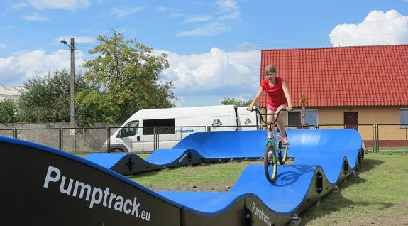 Carril de bicicleta Pumptrack hecho de módulos en Boleszkowice (Polonia)