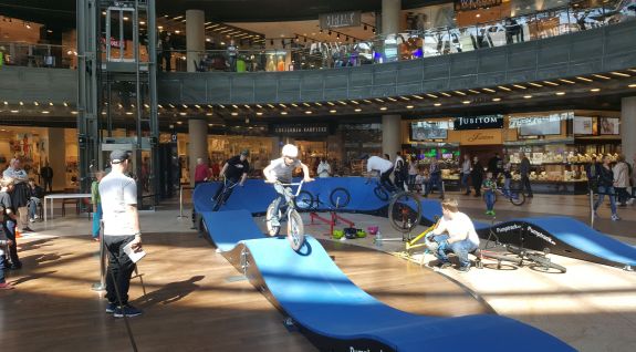 BMX se muestra en la galería de compras - Lublin (PL)