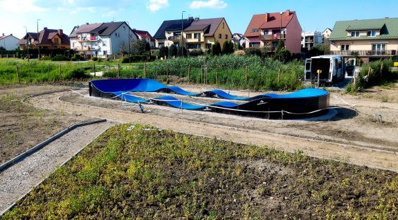 Parque de bicicletas o un pumptrack compuesto