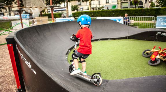 Parque de bicicletas o un pumptrack compuesto