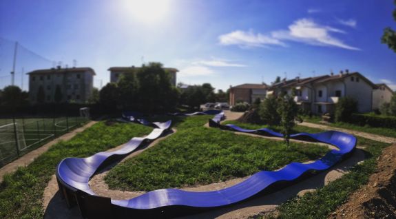 Una pista de bicicleta móvil creada a partir de módulos