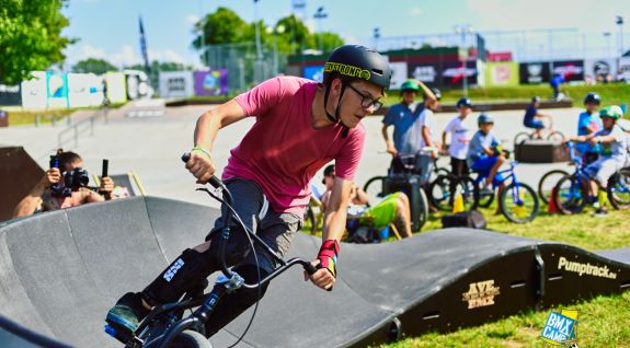 Pumptrack portátil en una fiesta de bicicleta