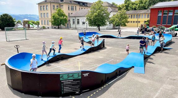 Parque infantil para bicicletas o pista de pumptrack compuesta