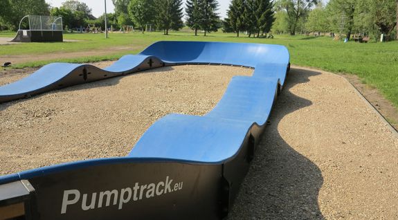 Pumptrack portátil en una fiesta de bicicleta