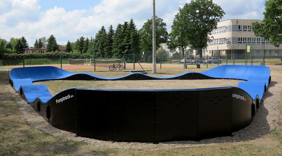 Pumptrack portátil en una fiesta de bicicleta