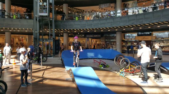 Pumptrack en una fiesta en un centro comercial - Lublin (PL)