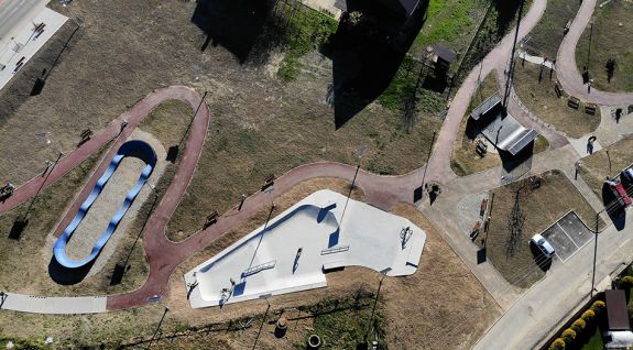 Parque de bicicletas o un pumptrack compuesto