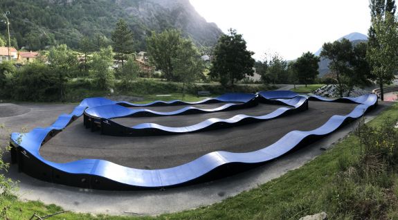 Parque de bicicletas o un pumptrack compuesto