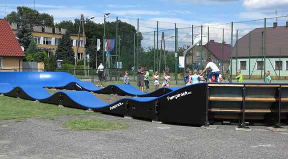 Parque de bicicletas o un pumptrack compuesto en Boleszkowice (Polonia)